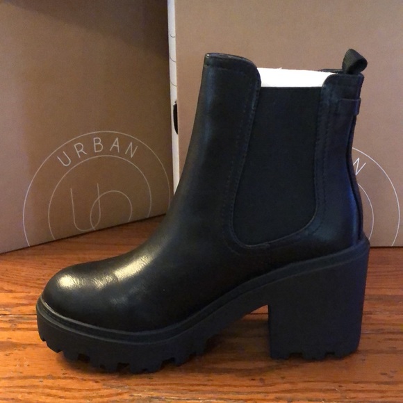 UO Chloe Chelsea Boot - Picture 7 of 8